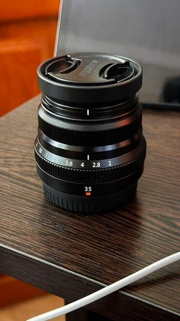 Видеокамеры: Qara rəngdə olan Fujifilm 35mm f2 R WR obyektivi. Bu obyektiv — 1