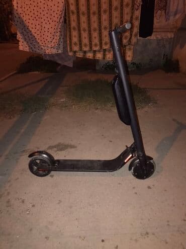 mi 10 t pro qiymeti: Elektrik skuter - Rəng: qara, kompakt və minimal dizayn - Ön və arxa — 1