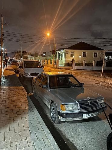 e 3 2: Mercedes-Benz 190 (W201): 1.8 l | 1990 il Sedan — 5