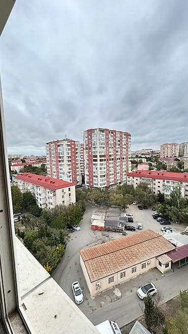 Kirayə üçün mənzil – çoxmərtəbəli binada 3 otagli menzil. - Pəncərədən