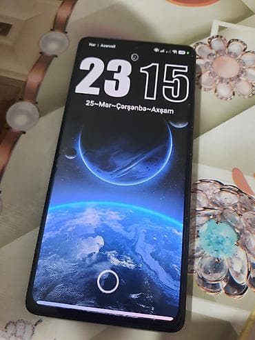 Smartfon – tam ekranlı, ön kamera mərkəzdə olan “punch‑hole” dizaynı