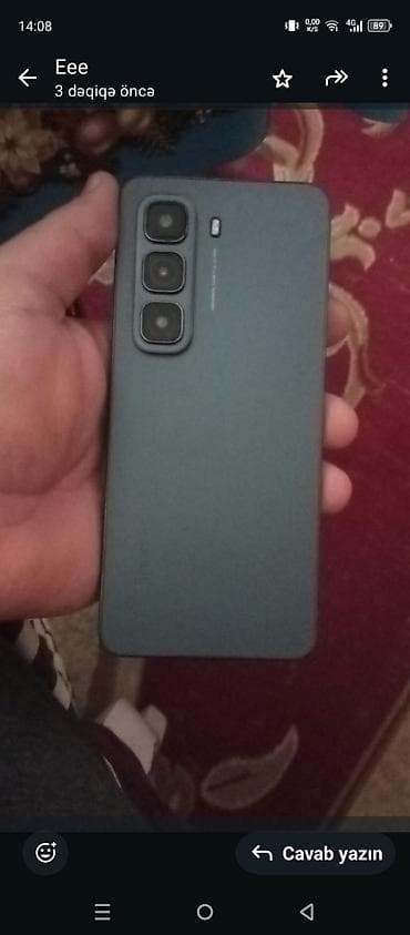 Smartfon – arxa tərəfdə üçlü kamera modulu və LED flaşlı, mat boz