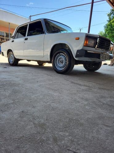 VAZ 2107, ağ rəng, sedan kuzov. - Mühərrik: benzin, arxa ötürücülü. -
