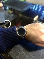 nardan nara kontur: Ağıllı saat – dairəvi ekranlı, qara rəngdə sport üslublu. Samsunq — 3