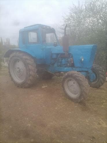 Mavi rəngli təkərli traktor - Güclü dizel mühərrik və iri ön egzoz