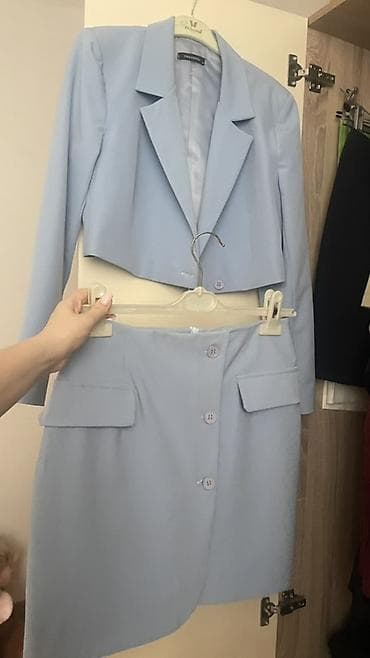 pul gabi: İki hissəli qadın kostyumu – açıq mavi rəng. - Üst: qısa (cropped) — 1