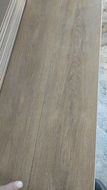 dekor agaclar: Laminate döşəmə taxtaları – ağac naxışlı, isti qəhvəyi ton. Məhsul — 2