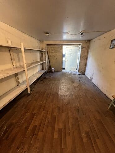 Qeyri-yaşayış təyinatlı qapalı qaraj/anmabar sahəsi. Xüsusiyyətlər: -