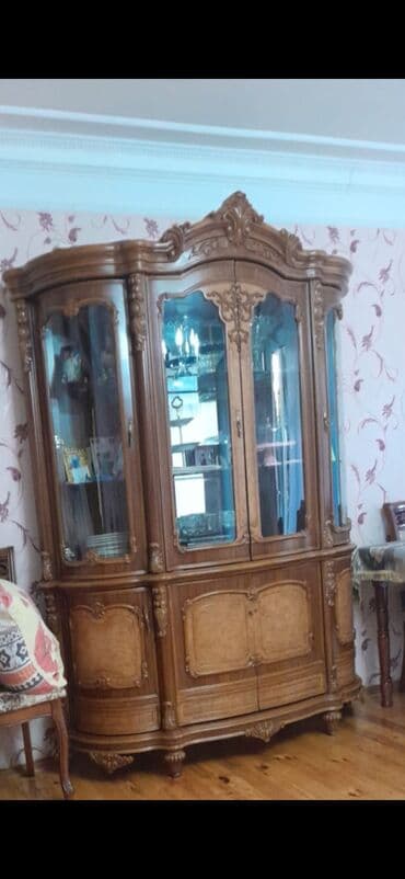 künc rəf: Klassik üslubda ağac vitrinalı bufet . - Material: təbii ağac gövdə — 1