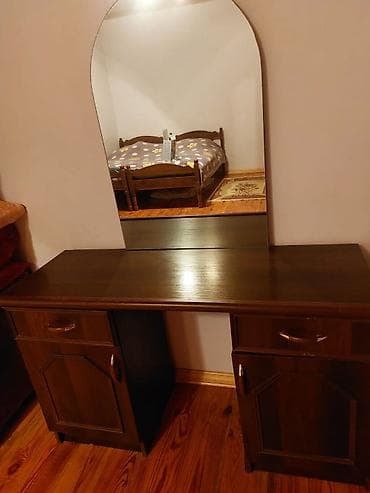 Taxtadan hazırlanmış klassik tualet masası və böyük güzgü dəsti. - — 1
