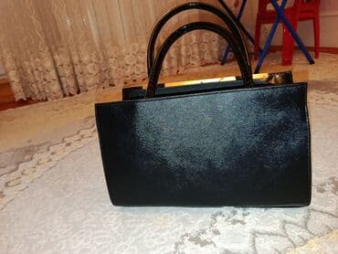 qaşlı çanta: Qadın əl çantası – qara rəng, lak effektli xarici səth və qızılı dekor — 2