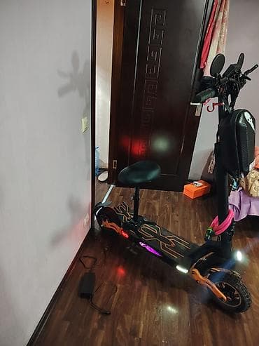 elektrik samokat: Elektrik skuter E-scooterin Scorpion modeli şarj cihazı üstündə — 2