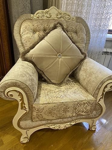 divan parcaları: Klassik üslubda dəbdəbəli yumşaq mebel dəsti. Tərkibi: - 1 ədəd 3 — 2