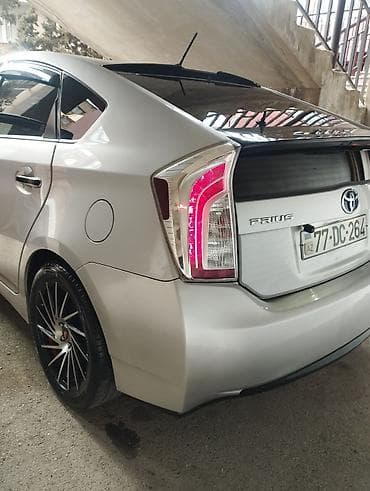 tesla model x: Toyota Prius (3-cü nəsil) hibrid hetçbek - Kuzov: gümüşü rəng, 5 — 6