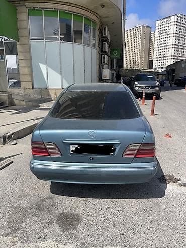w210 oturacaq: Mercedes-Benz E-Class (W210) sedan - Gövdə: 4 qapılı sedan, açıq mavi — 6