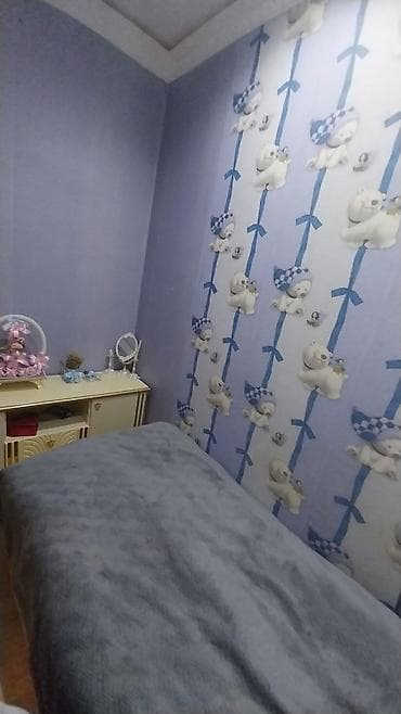 divar resimleri: Uşaq otağı üçün divar kağızı – mavi tonlarda, ayı balası və lent — 10