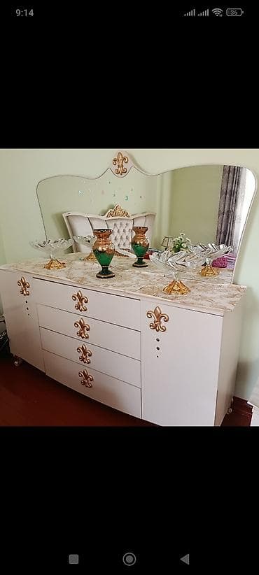 Klassik üslubda qonaq otağı mebel dəsti Tərkibi: - Güzgülü
