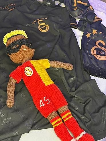 oyuncaql: Galatasaray Victor Osimhen əl işi oyuncaq Amigurumi toxunma futbolçu — 3
