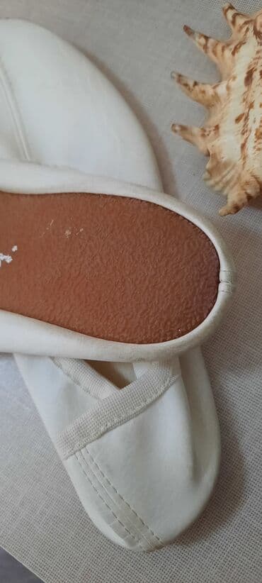 məktəb geyimi: 100%dəri.Möhkəmdi.bazar malı deyil.olçü 37 — 2