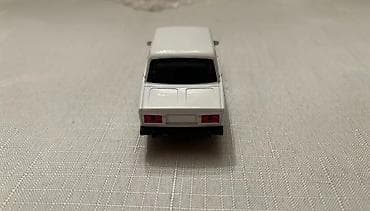 mozaika oyuncaq: Miqyası göstərilən klassik “Jiquli” (VAZ 2107 üslubunda) metal model — 3
