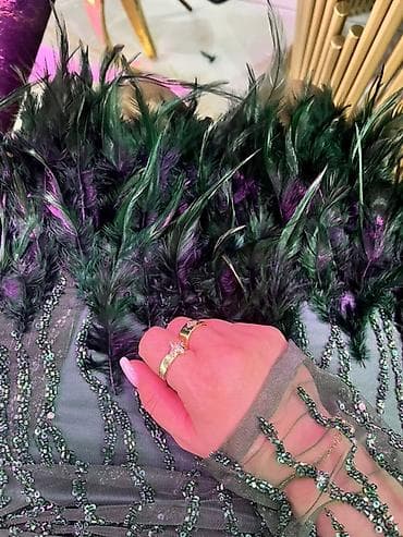 beden kremi: Zümrüd-yaşıl rəngdə şık ziyafət/libas. - Model: bədənə oturan — 2