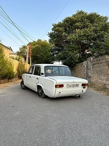 avto market: VAZ 2101, ağ rəng, sedan kuzov. Xüsusiyyətlər: - Klassik dizayn, 4 — 5