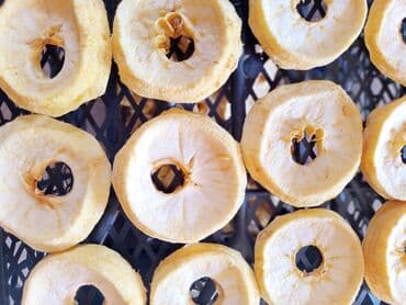 Ət və dəniz məhsulları: Qurudulmuş alma halqaları Qiymət 1kloqramı 9 manat. Yarım kiloluq — 1