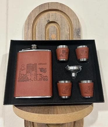 Xəritələr: Dəri örtüklü metal flakon dəsti – “Azerbaijan/Baku” temalı suvenir — 2