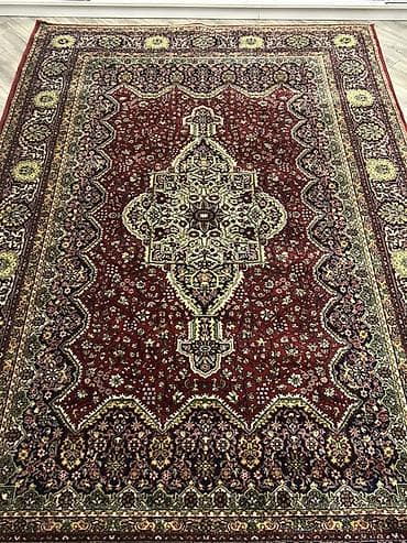 Qırmızı fonda klassik Şərq ornamentli xalça - Naxış: mərkəzdə