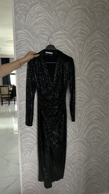 İki geyimdən ibarət dəst 1) Qara, uzun, parıltılı axşam geyimi -