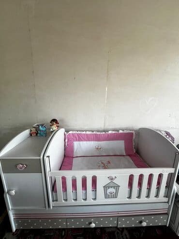 işlənmiş uşaq beşikləri: Qız üçün, İşlənmiş, Dördbucaq, Beşik, Matras ilə, Yellənmə mexanizm ilə — 3