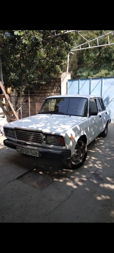 ваза напольная стеклянная высокая без узора: VAZ 2107, ağ rəng, sedan kuzov. Klassik dizaynlı arxaötürməli model — 8