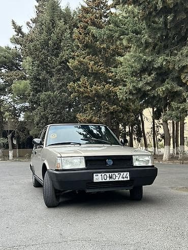 Tofaş Şahin sedan - Korpus: 4 qapılı sedan, bej rəng, qara ön-arka