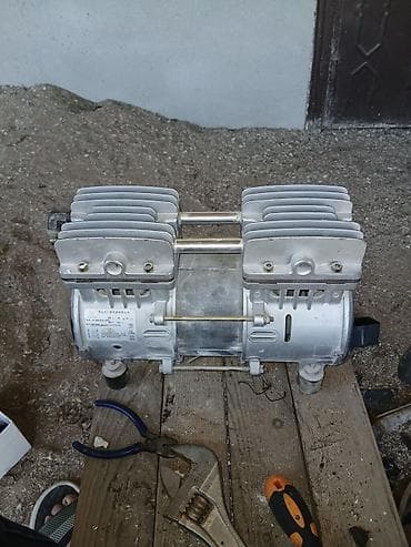 İki silindrli yağsız hava kompressoru - Tip: Elektriklə işləyən