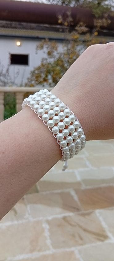 broşlar: Ağ incili geniş qolbaq - Material: parlaq ağ süni inci muncuqlar - — 1