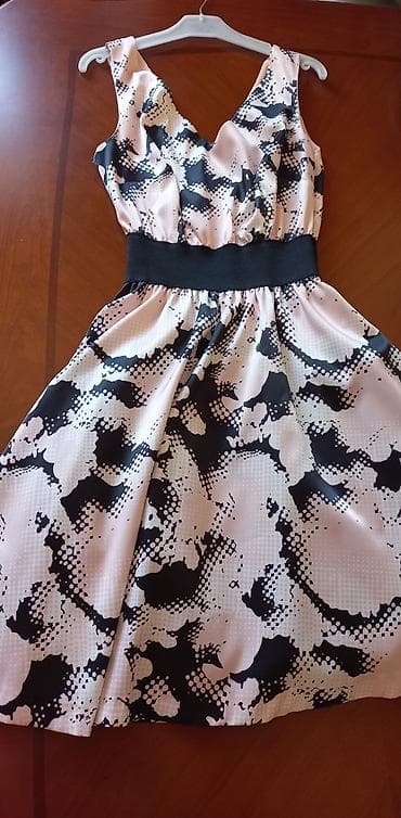 qadin ic geyim: Qadın paltarı – A-kesim, V-yaxa, belində elastik/qara kəmər detalı — 1