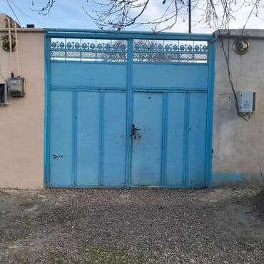 islenmis qapi pencere: Mavi rəngdə, ikiqanadlı metal qapı, yuxarı hissəsində dekorativ metal — 1