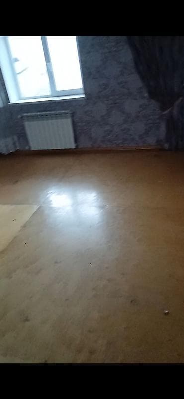 kiraye ev 28 may: Satilir. Təsvir: - Taxta üzlü tavan və cilalanmış taxta döşəmə - — 3