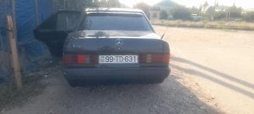 Mercedes-Benz sedan, W201 “190” seriyası. Qara rəng, 4 qapı, arxa — 6