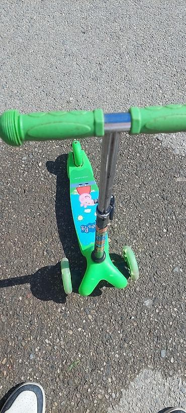 ucuz raf: Uşaq skuteri – 3 təkərli, yaşıl rəngdə - Ön tərəfdə iki təkər, arxada — 4