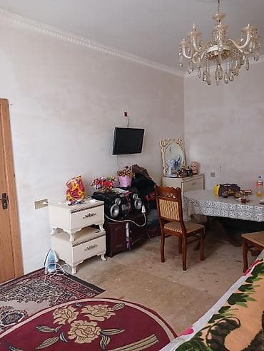 28 may menzil: Təsvir: - Həyətdə yerləşən kiçik daş tikili (tövlə/ambar/ustaxana — 9