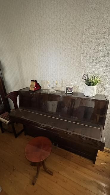 gitara akustik: PETROF uprayt pianino - Brend/model: PETROF upright (akustik) - — 1