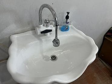 Rəflər, etajerkalar: Berber mebeli stolu ve tokla isti su gelen uvanlik satilır — 4