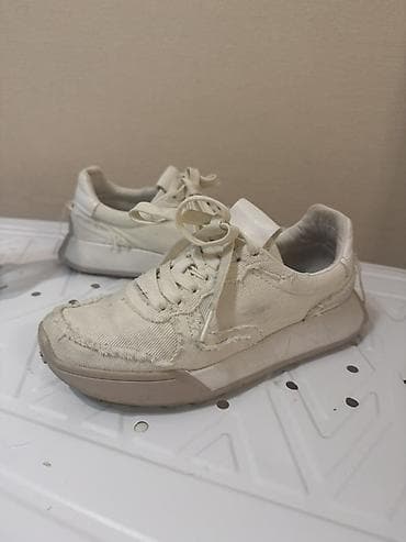 Məhsul: Ağımtıl rəngli krossovkalar - Stil: Minimalist, gündəlik