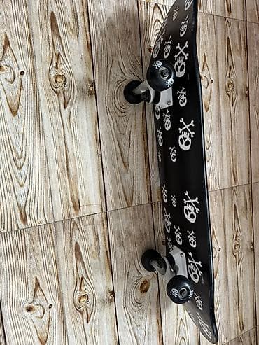 skateboard: Skateboard – klassik ölçüdə, qara rəngli gövdə və ağ kəllə-sümük — 2