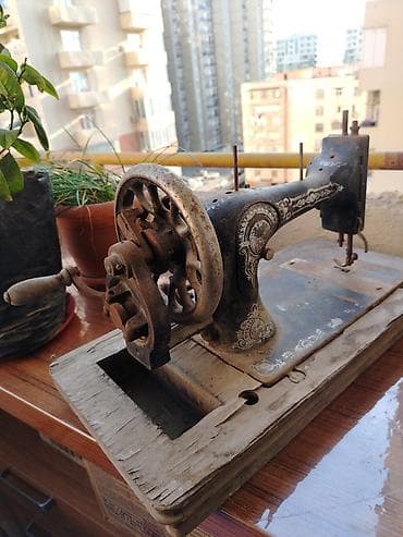 Antik mexaniki tikiş maşını – The Singer Manufacturing Co. (ornamentli — 1