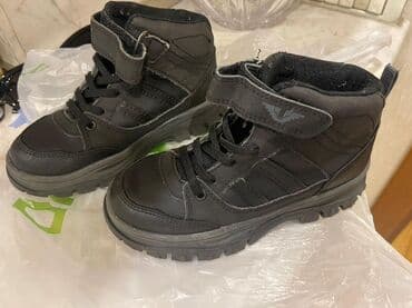 высокая детская обувь: Uşaq qış ayaqqabısı – qara rəngdə, yüksək boğazlı model. 33 razmer - — 6