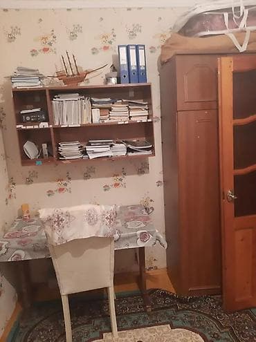 goycayda evler: - Geniş, daşla döşənmiş həyət: yaşıl ağaclar, gül kolları, hasarlı — 8