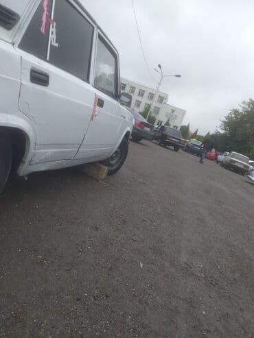 s150 satılır: VAZ 2107 sedan, ağ rəng. - Kuzov: 4 qapı, qara plastik bamperlər — 2