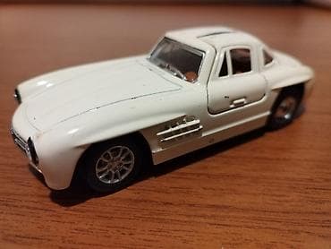 kapo: Kolleksiya üçün mini model avtomobil – klassik “gull‑wing” qapılı — 1